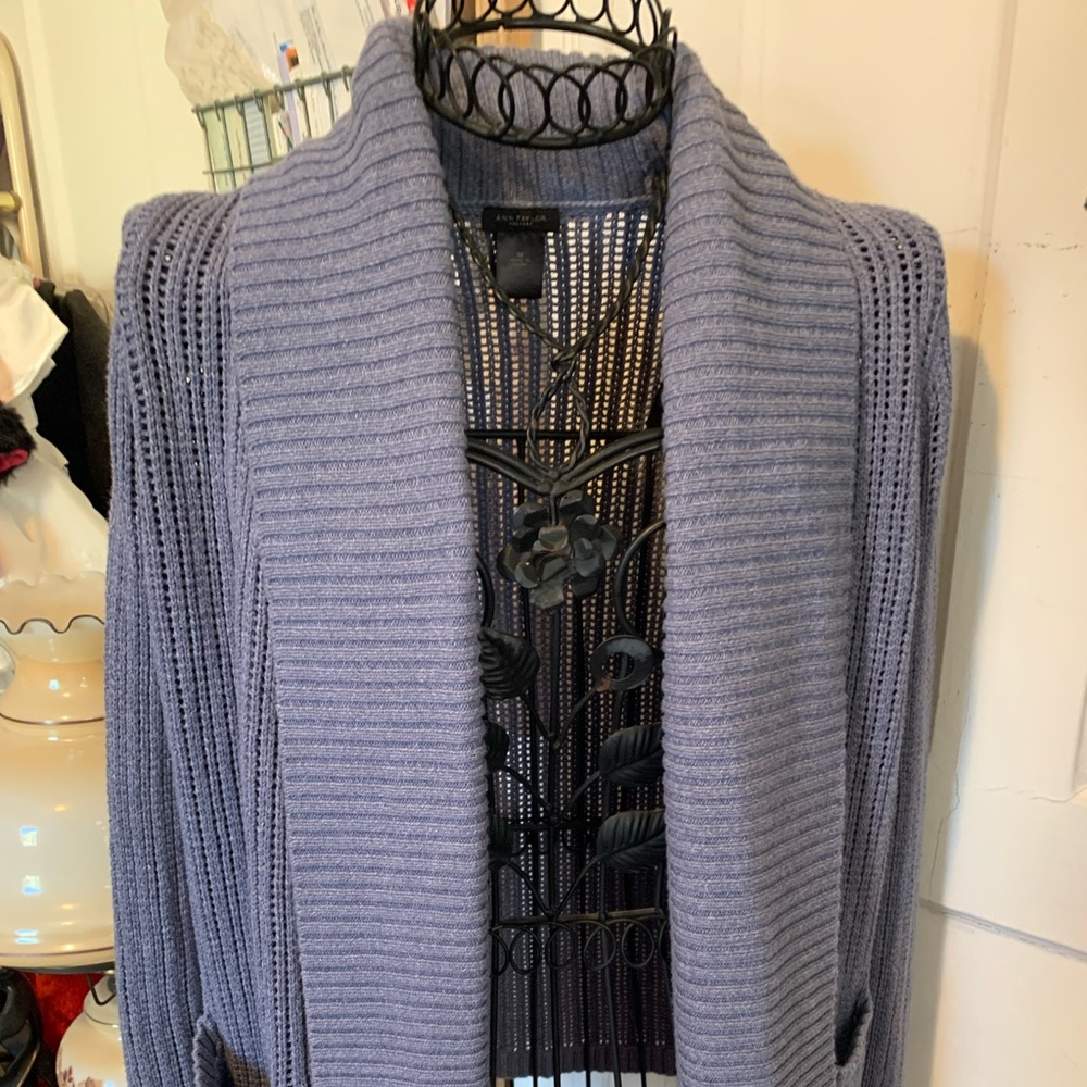 Woman’s Size M Ann Taylor Sweater!!